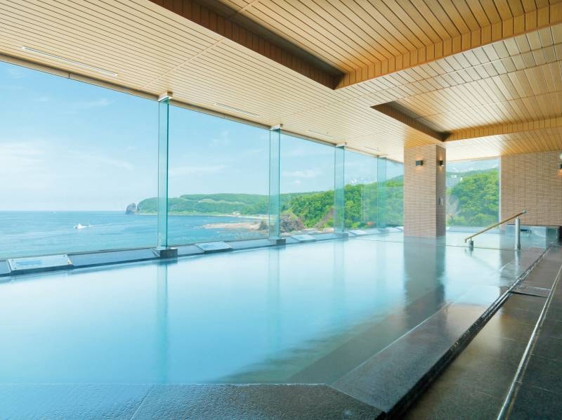 【大浴場】知床の海岸線。四季折々の表情を湯に浸かりながら眺める