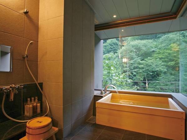 【客室風呂/例】庭園の四季折々の美しさを望む展望風呂付き