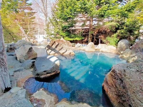 庭園露天風呂「鹿鳴の湯」よく温まると人気の源泉かけ流し温泉を堪能！