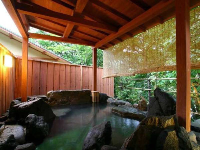 森乃湯/源泉かけ流し離れの湯屋「森乃湯」の露天風呂。山々を渡る風に、大自然の息吹を実感できます