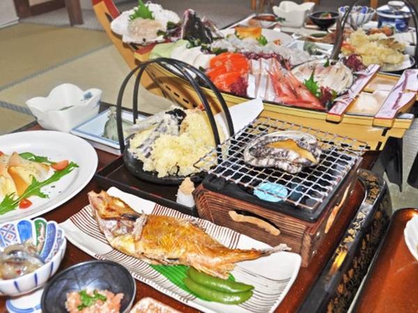 【季節の料理一例：盃膳】新鮮な魚介をふんだんに使用したお料理
