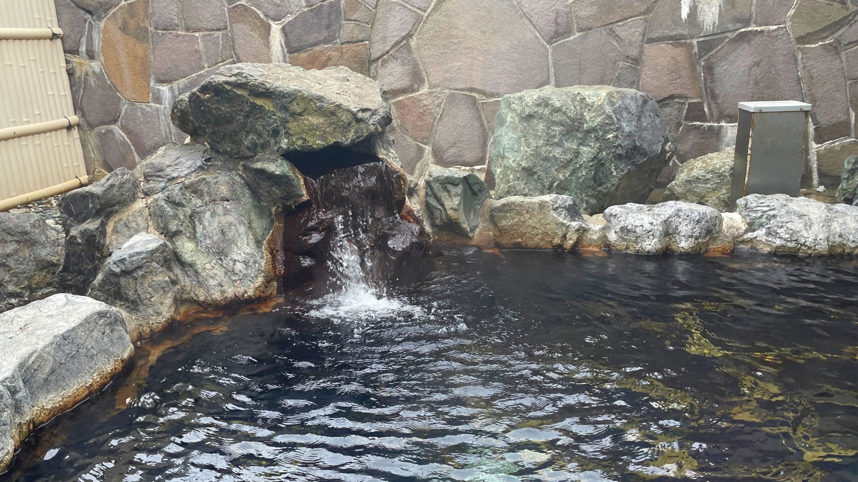 40℃の湯で、開放感と癒しのひとときをお楽しみいただけます