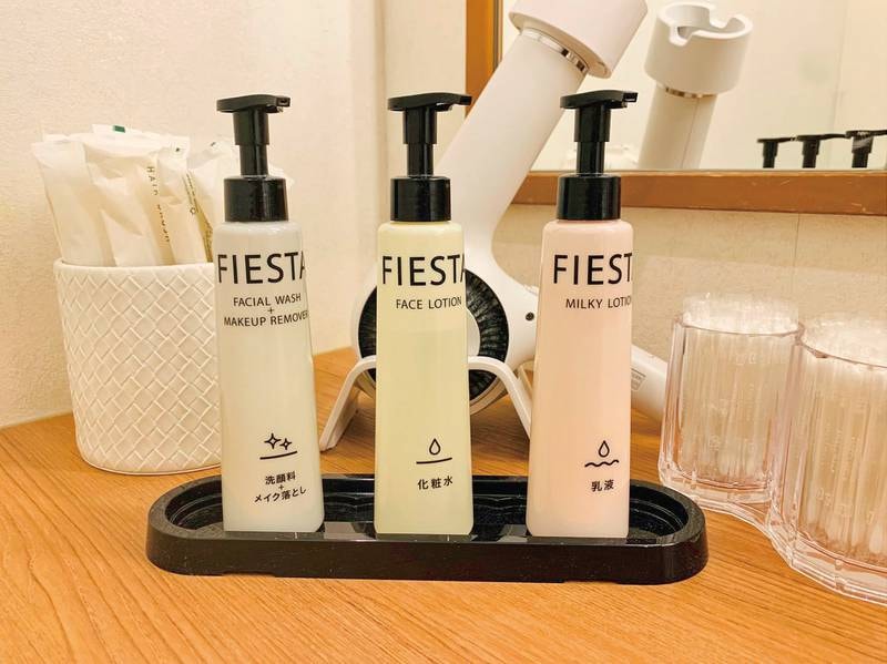女性のお客様にはメイク落とし、化粧水、乳液をご用意。