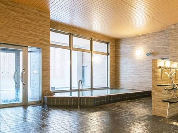 天然温泉「北湯路」/男性浴場　こじんまりとした静かで落ちつきある大浴場、北斗の風を感じられる露天風呂もお楽しみください。
保湿成分が高く湯冷めしにくい泉質なので、寒い時期にはピッタリです