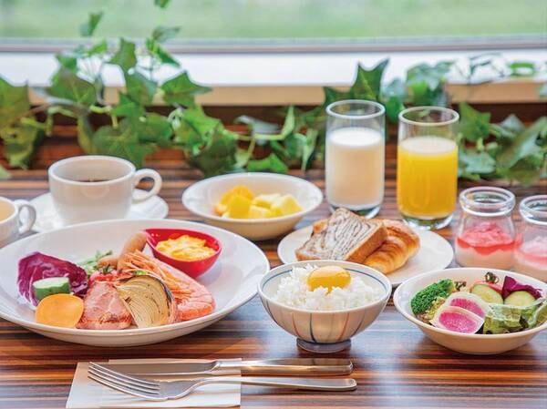 【朝食バイキング/例】朝食会場は5:45からオープン、新幹線の始発をご利用の方にも好評