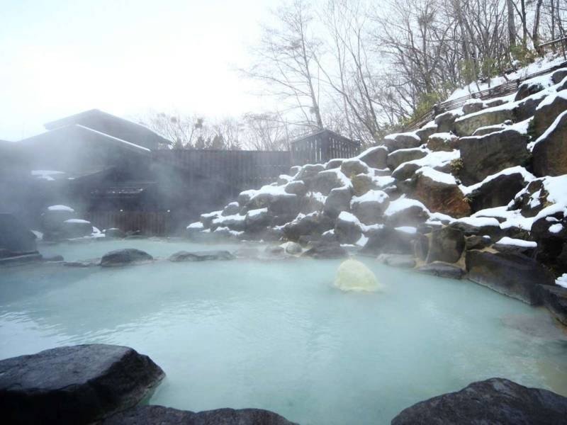 【八右衛門の湯（露天風呂）】冬には雪景色を楽しみながら湯浴み