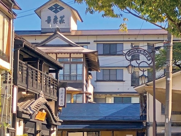 湯けむりただよう温泉街小野川