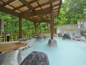 蔵王温泉　堺屋森のホテルヴァルトベルク／【露天風呂】山と一体になったような自然派の露天風呂。のんびりと湯あみをお楽しみください。