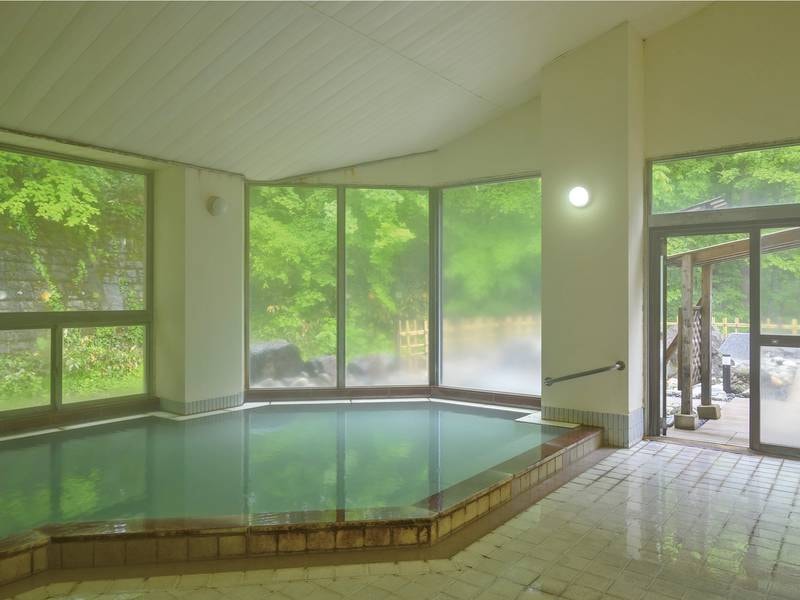 【大浴場】大きく開放的な窓から、蔵王の自然を眺める大浴場。