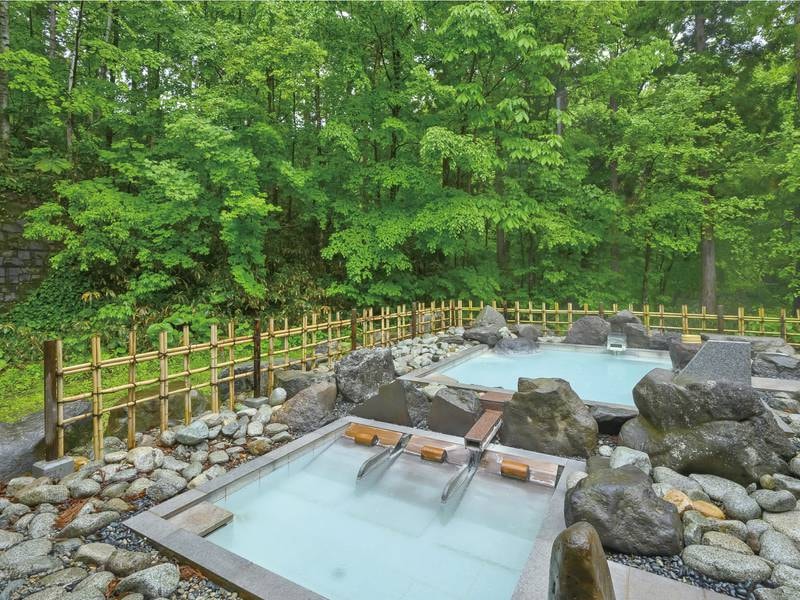 【露天風呂】強酸性の白濁した泉質は「美肌の湯」とも言われています。