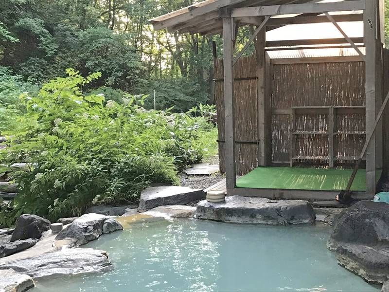 【野天風呂】当館玄関を出て徒歩2分。大自然の渓流沿いにある温泉です。