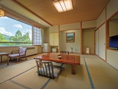 【和室/一例】和を基調とした落ち着いた客室。窓から見える蔵王の大自然を全室からお楽しみいただけます