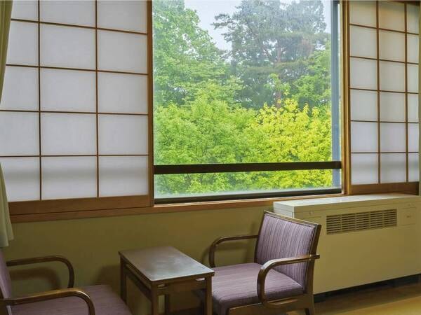 【和室/一例】窓からは四季折々の蔵王の景色を眺められ、のんびりと非日常のお時間をお楽しみ頂くことができます。