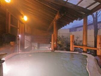 和歌（うた）の宿　わかまつや／１８tもの蔵王石をくり抜いて造った「大石くり抜き露天風呂」