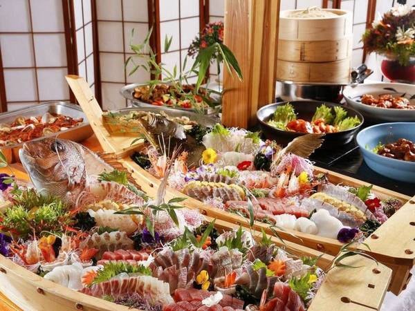 【夕食/会席料理一例】海の幸をブッフェもしくは会席料理でご提供