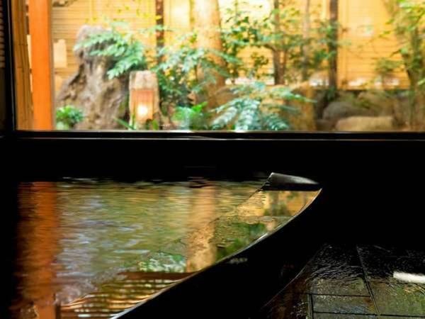 【無料の貸切風呂：楽の湯】中庭を眺めてのんびりできる