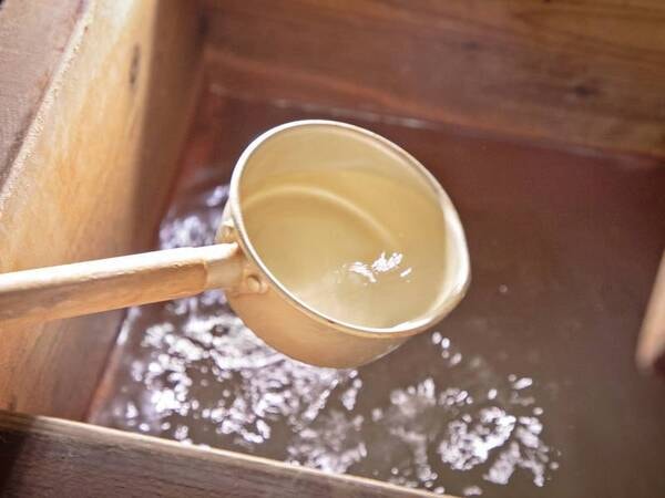 【飲泉処】自家源泉の泉質は炭酸重曹弱食塩泉で、飲用も可能。しょっぱいサイダーのような味で、胃腸や痛風に良いとされています。