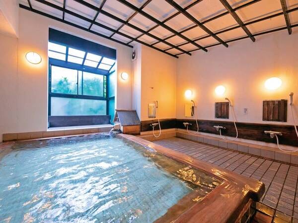 【檜風呂】天然檜を贅沢に使用した大浴場です。和風デザインの浴槽に、檜の香りが広がります。大浴場「庭園風呂」と男女入替制でお楽しみいただけます。
