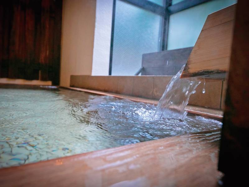 【檜風呂】天然檜を贅沢に使用した大浴場です