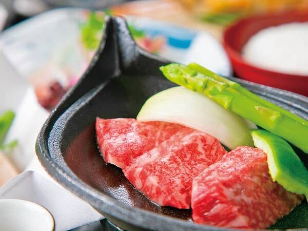【国産牛の陶板焼き/例】旬の食材を盛り込んだ和料理に加えメイン料理に国産牛の陶板焼き(約60g)をプラス♪
