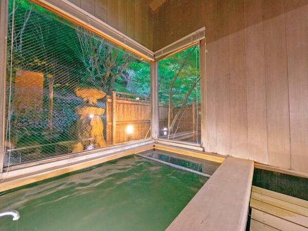 【椿館/専用離れ湯】渡り廊下でつながった離れには庭を臨む専用湯殿があり、塩田温泉を堪能いただけます