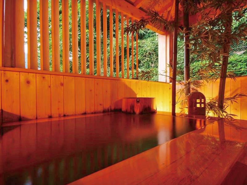 山の緑をのぞむ貸切り風呂の一例