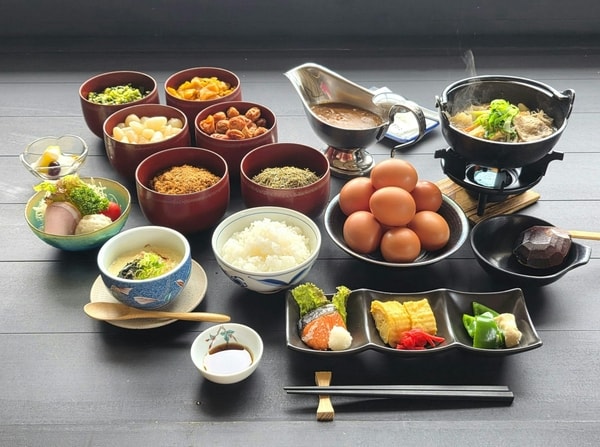 【朝食/例】あの但熊玉子のたまごかけご飯や朝カレー、「おだがきさん家の八鹿豚」の豚汁が楽しめる！