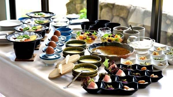 【朝食/例】あの但熊玉子のたまごかけご飯や朝カレー、「おだがきさん家の八鹿豚」の豚汁が楽しめる！