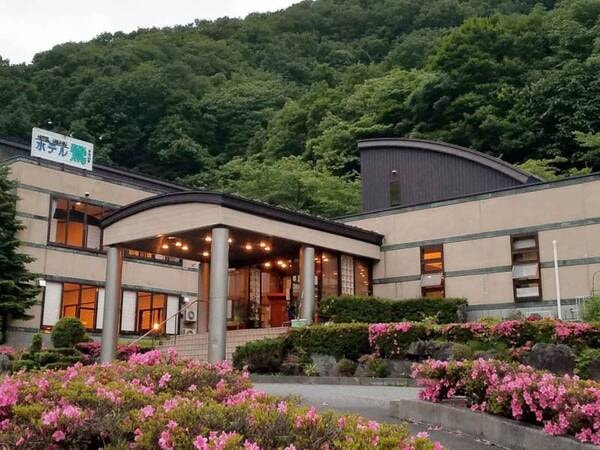 自然に囲まれたホテル。春には花も