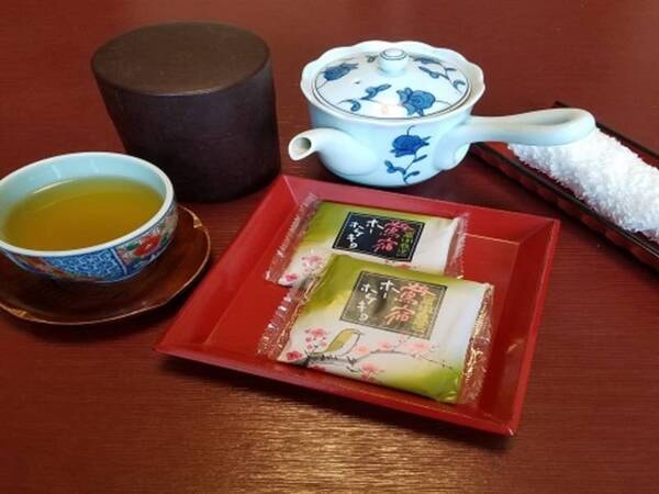 客室には鶯宿銘菓のお茶菓子（内容は一例です）