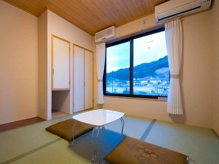 【■山側■8畳≪禁煙≫/例】季節の移ろいと、街並みをご覧いただけます。