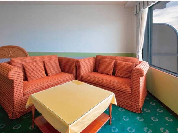 【洋室/一例】広々としたベッドや座り心地にこだわった窓辺のソファなどを配しております。