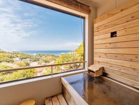 【客室風呂/例】源泉かけ流しの良質の温泉に浸かり、青く澄んだ空、オレンジ色に輝く夕陽、星がきらめく夜空と、刻々と移り変わる白浜の海の表情を眺め、身も心もリフレッシュ