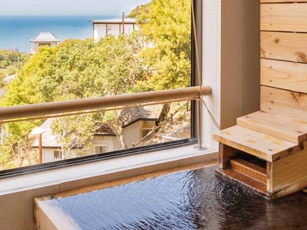 【客室風呂/例】源泉かけ流しの温泉を絶景と共に楽しめる
