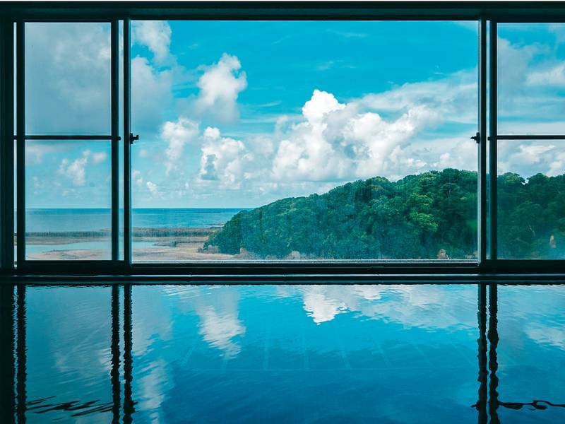 【大浴場/眺望】ホテル最上階から大海原を一望
