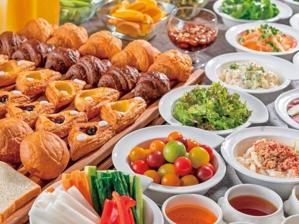 【朝食/例】種類豊富なパンや10種以上のサラダなど並ぶ朝食バイキング