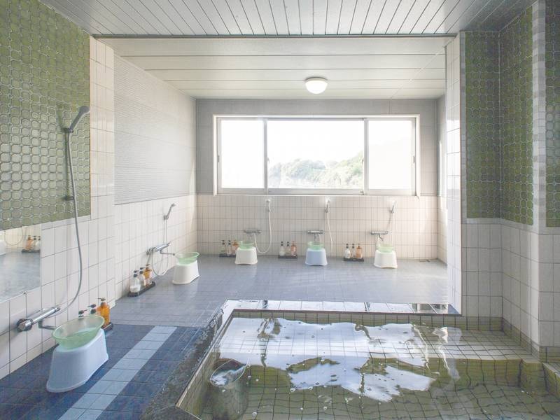 小浴場　天然ミネラル溶出のお湯をお楽しみください！