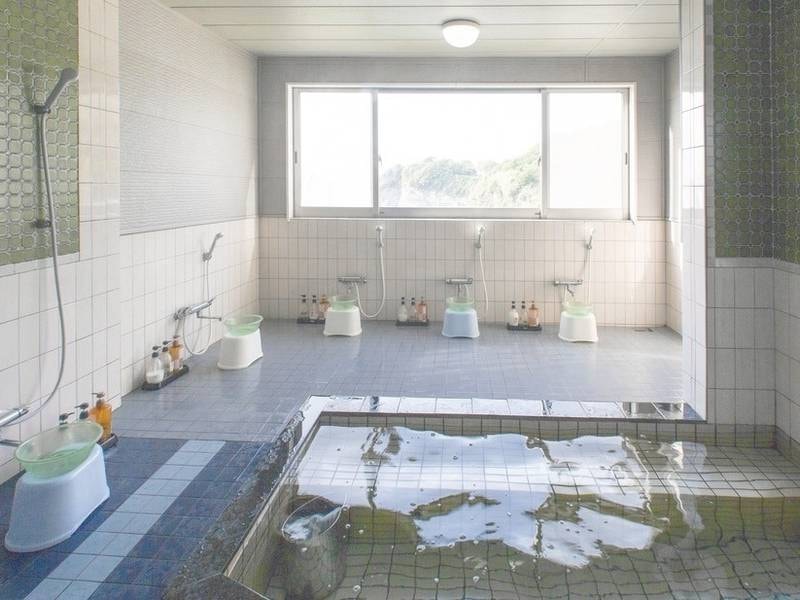 ◆女風呂◆あまり大きくありませんが、海を望むお風呂がございます