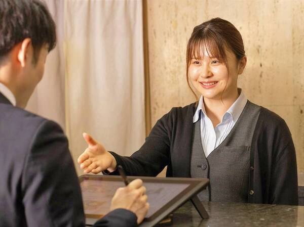 【フロント】ようこそ「ふく井ホテル」へ。心温まるおもてなしを