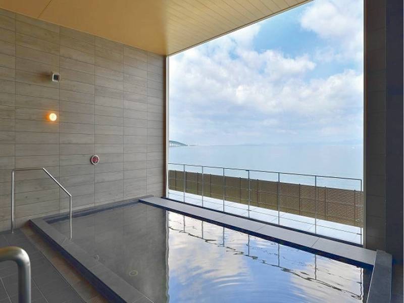 【露天風呂】変なホテルグループ初の天然温泉です。温泉からも海をご覧いただけます♪