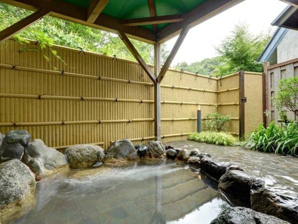*露天風呂／ゆったり入れる天然温泉の露天風呂は貸切利用OK。
