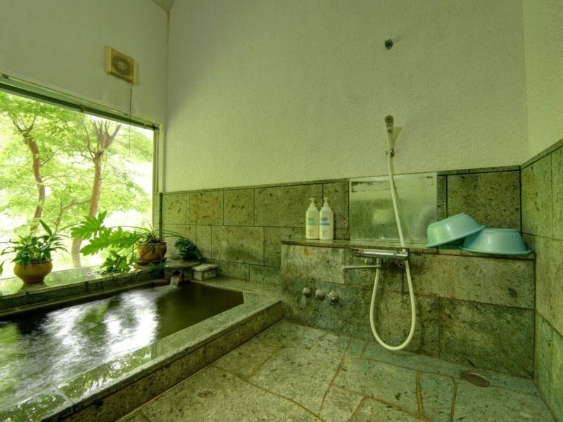 *貸切風呂／お湯は伊豆高原温泉。天然温泉100％です。