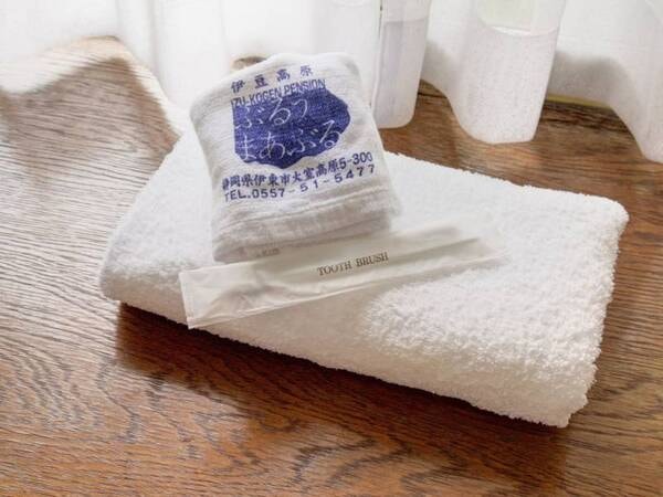 *お部屋のアメニティ／タオルと歯ブラシセットをご用意しております。