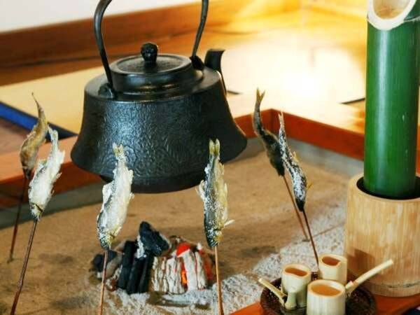 炭火でじっくり焼き上げる鮎/一例