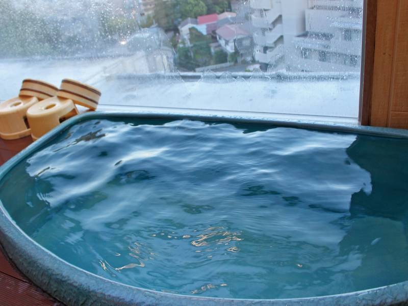 温泉街と海一望！貸切屋上露天風呂