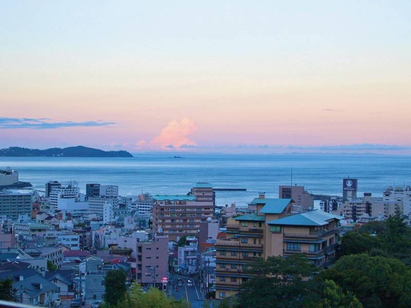 温泉街と海一望