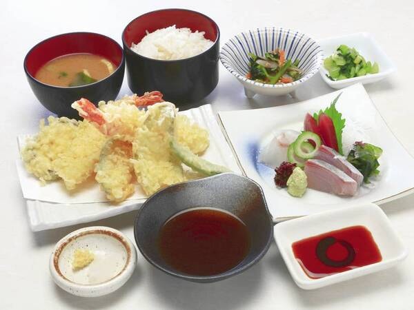 【花の湯御膳/例】天ぷらと刺身の盛り合わせの御膳です。 ご飯、味噌汁、香の物などがセットになっております。