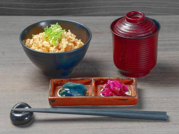 季節の炊き込みご飯と赤出汁味噌汁と漬物/例