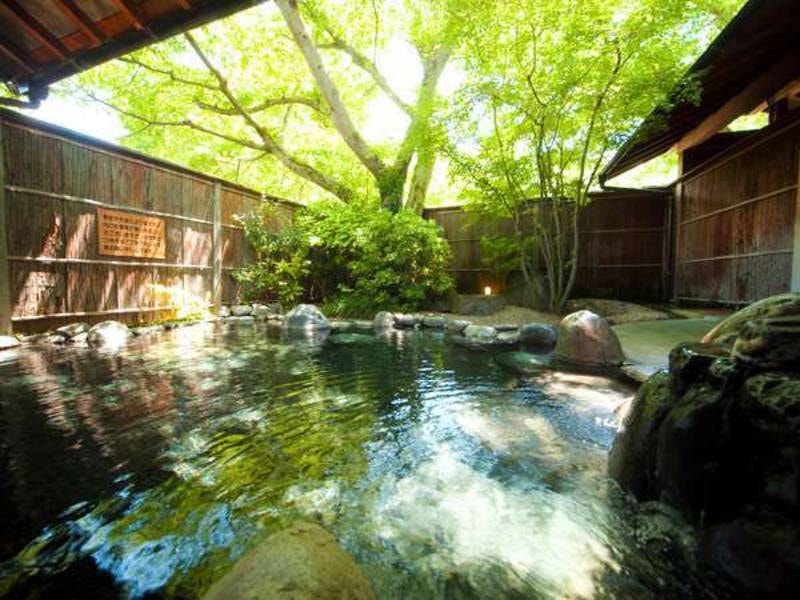 【姉妹館「田乃倉」露天風呂】由布岳の恵みをうけた豊かなお湯