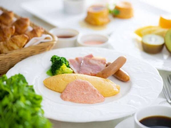 【朝食和洋ビュッフェ】洋食の一例　できたてのオムレツをご用意しております